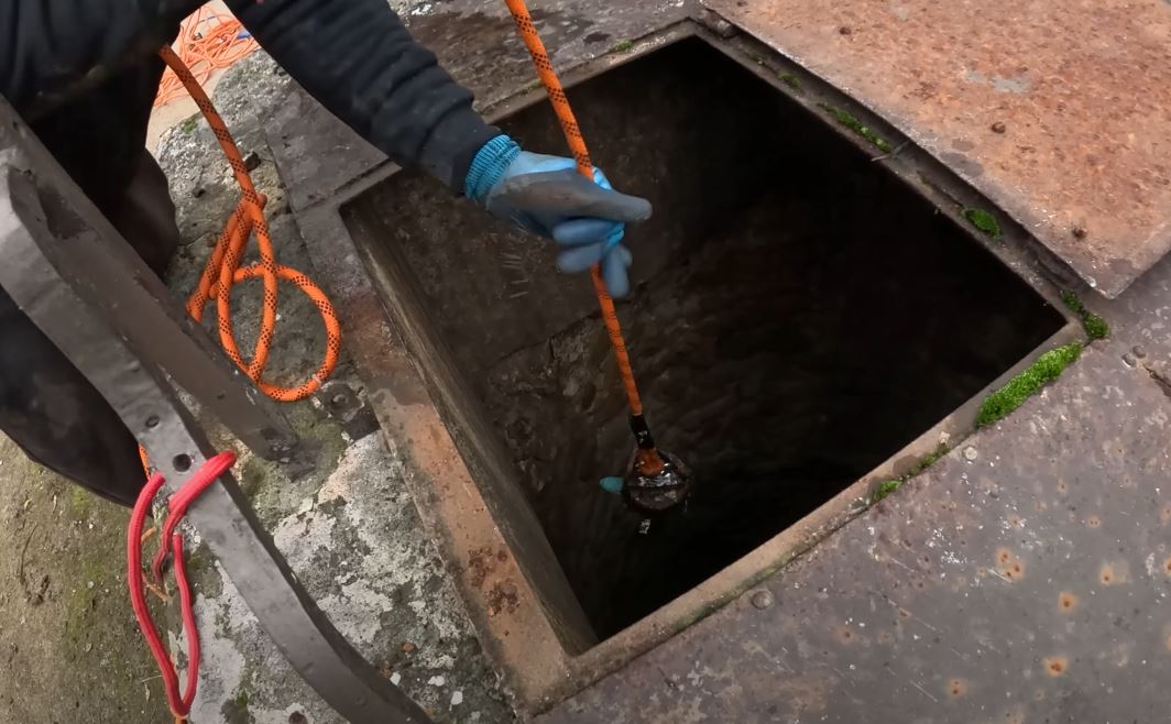 Pêcher à l'aimant dans un puits ?